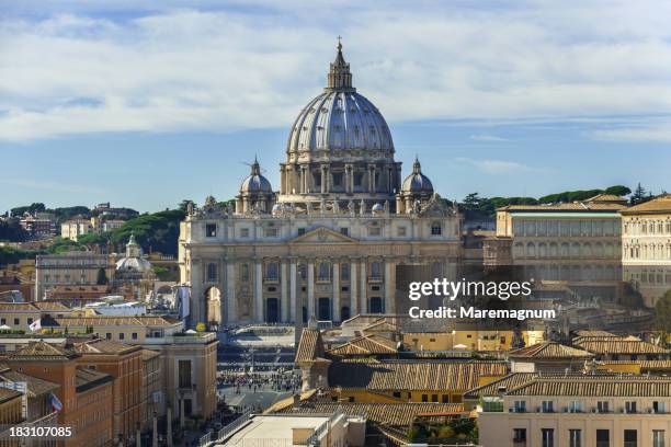 view of basilica (basilique) san pietro - vatican photos et images de collection