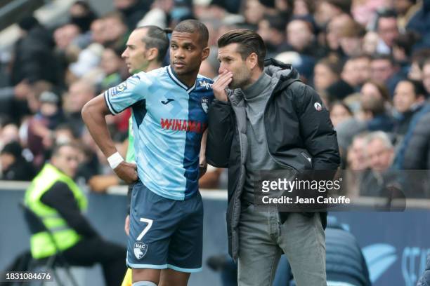 Coach of Le Havre AC Luka Elsner talks to Loic Nego of Le Havre during the Ligue 1 Uber Eats match between Le Havre AC and Paris Saint-Germain at...