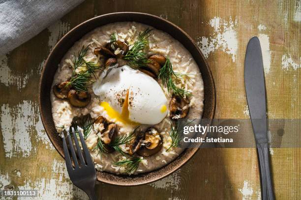 savory oatmeal with poached egg and roasted mushrooms - savory stock-fotos und bilder