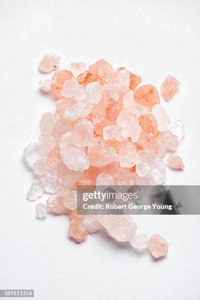 extreme close-up of pink, himalayan salt crystals - badzout stockfoto's en -beelden