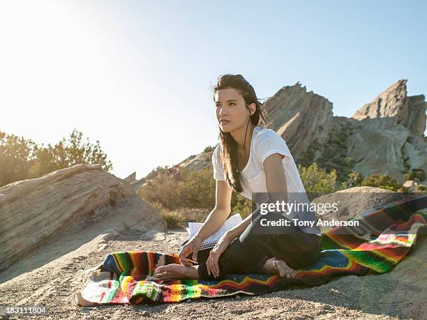 woman sitting in desert with notebook and pen - santa clarita 個照片及圖片檔