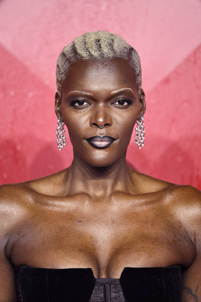 Fashion Awards: sobrancelhas ganham visibilidade no look das artistas Sheila Atim attends The Fashion Awards 2023 presented by Pandora at the Royal Albert Hall on December 04, 2023 in London, England.