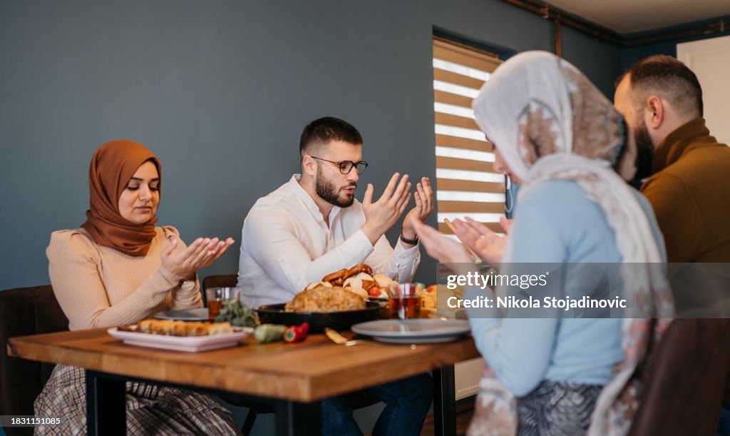 ラマダンに祈る幸せな中東の家族