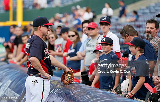 Elliot Johnson of the Atlanta Braves speaks to fans prior to Game Two of the National League Division Series against the Los Angeles Dodgers at...