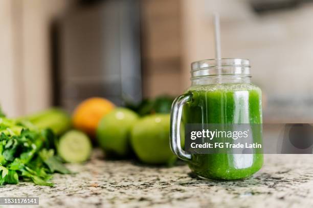 nahaufnahme eines glases detox-saft in der küchentheke - smoothie close up textfreiraum stock-fotos und bilder