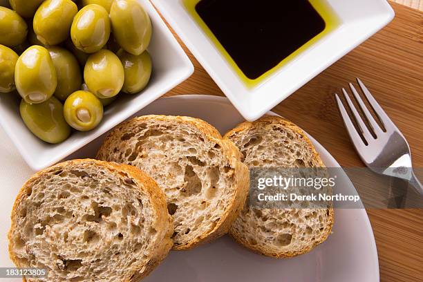 rustic whole grain bread, olives with balsamic vin - table vin stock-fotos und bilder