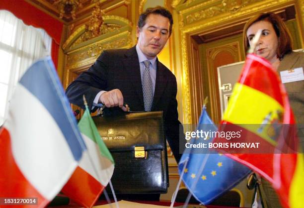 Le ministre de la Justice espagnol José-Maria Michavila-Nunes s'apprête à s'installer, le 03 février 2003 à Marseille, pour participer à une réunion...