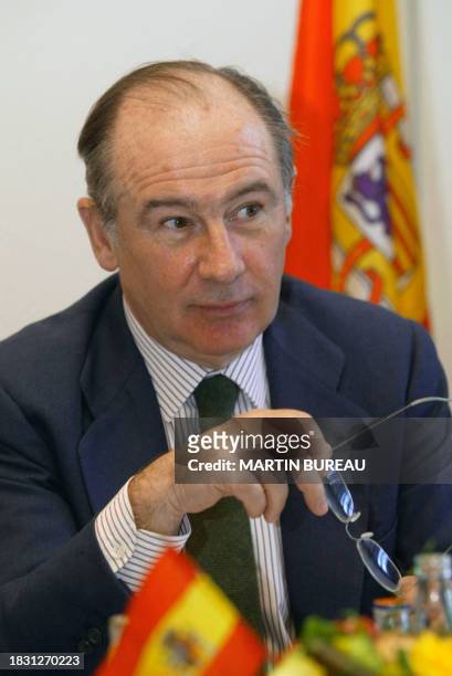 Le ministre de l'Economie et des Finances espagnol Rodrigo Rato tient une conférence de presse au côté de son homologue français Francis Mer, le 03...