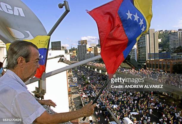 Demonstrators are seen in the streets of Caracas, Venezuela 08 February 2003. Un opositor al mandatario venezolano Hugo Chávez, agita una bandera...