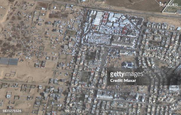Maxar satellite imagery of Large crowd of people and shelters at Khan Younis college . Please use: Satellite image 2023 Maxar Technologies.