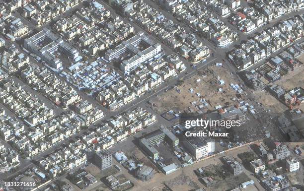 Maxar satellite imagery of Crowds and tents at Al Quds university and schools, Rafah . Please use: Satellite image 2023 Maxar Technologies.