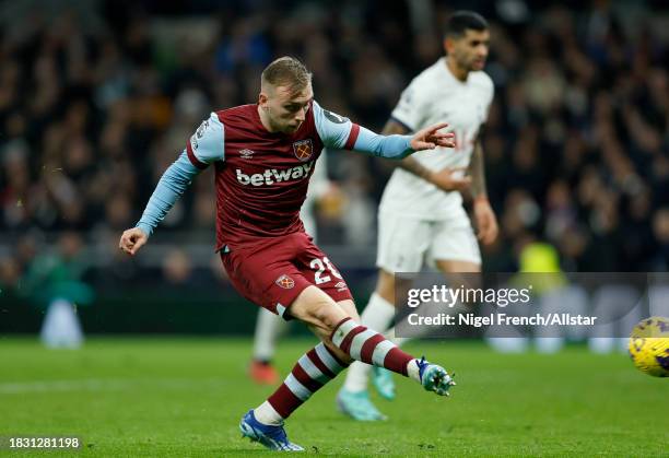 Jarrod Bowen of West Ham United scores equalizer during the Premier League match between Tottenham Hotspur and West Ham United at Tottenham Hotspur...