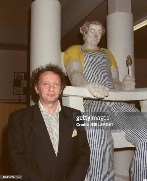 Photo taken 23 February 1989 shows Paul Lederman at the inauguration of a school in Val-de-Reuil named after the late French comic Coluche.