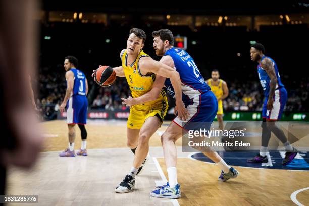 Yanni Wetzell of ALBA Berlin and Ercan Osmani of Anadolu Efes Istanbul duel during the match between ALBA Berlin and Anadolu Efes Istanbul on...