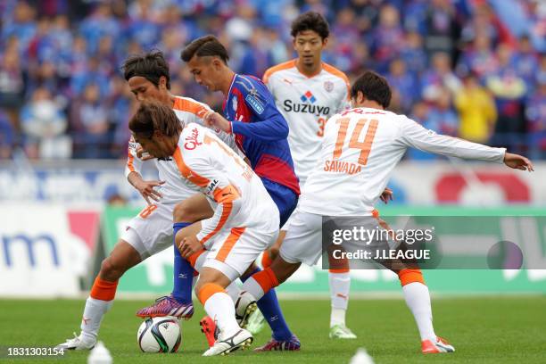 Ryohei Arai of Ventforet Kofu competes for the ball against Shimizu S-Pulse defense during the J.League J1 second stage match between Ventforet Kofu...