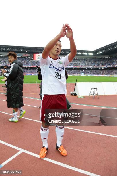 Yoshiro Abe of Matsumoto Yamaga applauds fans after the J.League J1 second stage match between Yokohama F.Marinos and Matsumoto Yamaga at Nissan...
