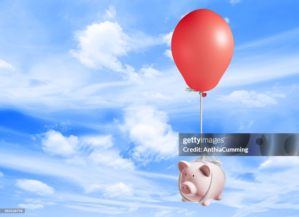 Sparschwein oben in den Himmel bei Flut balloon