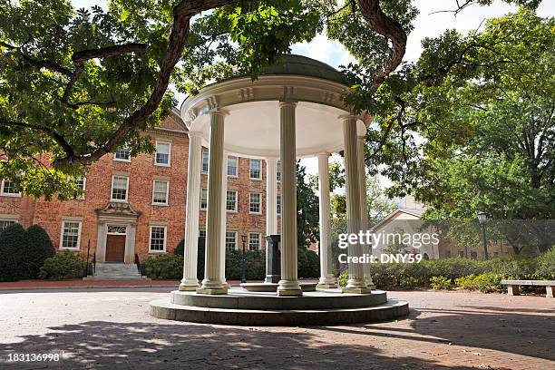 die old well auf der university of north carolina chapel hill - chapel hill campus der universität north carolina stock-fotos und bilder