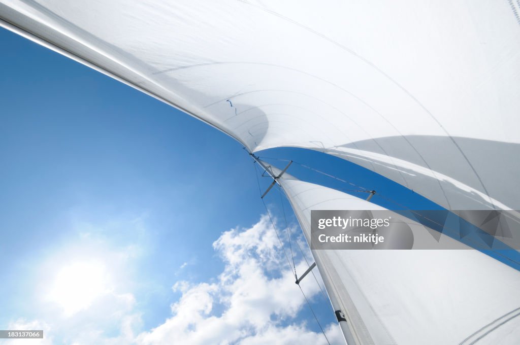 Blanco sails contra el cielo azul visible desde abajo