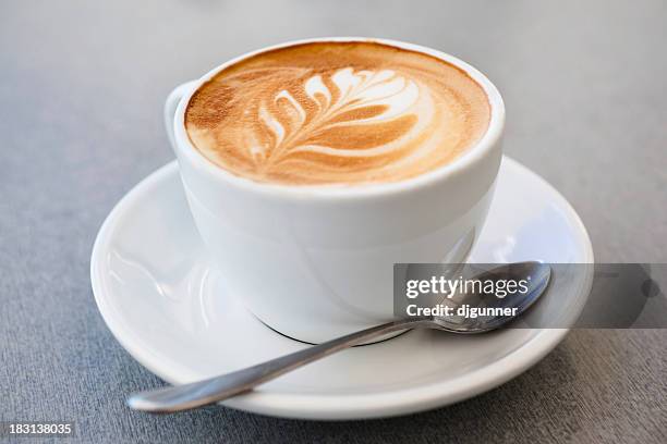 café plana blanca - capuccino fotografías e imágenes de stock