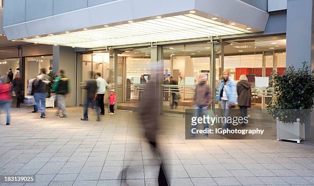 ingresso centro commerciale con persone a piedi - centro commerciale foto e immagini stock