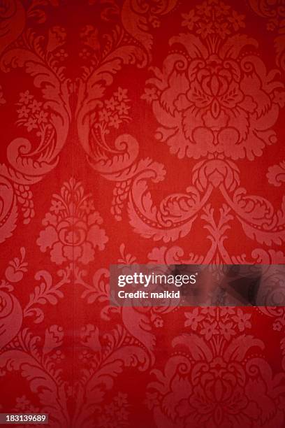 old red damask wallpaper with texture - western europe stockfoto's en -beelden