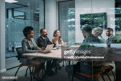 Pessoas de negócios se encontrando no escritório. Pessoas de negócios se encontrando no escritório.