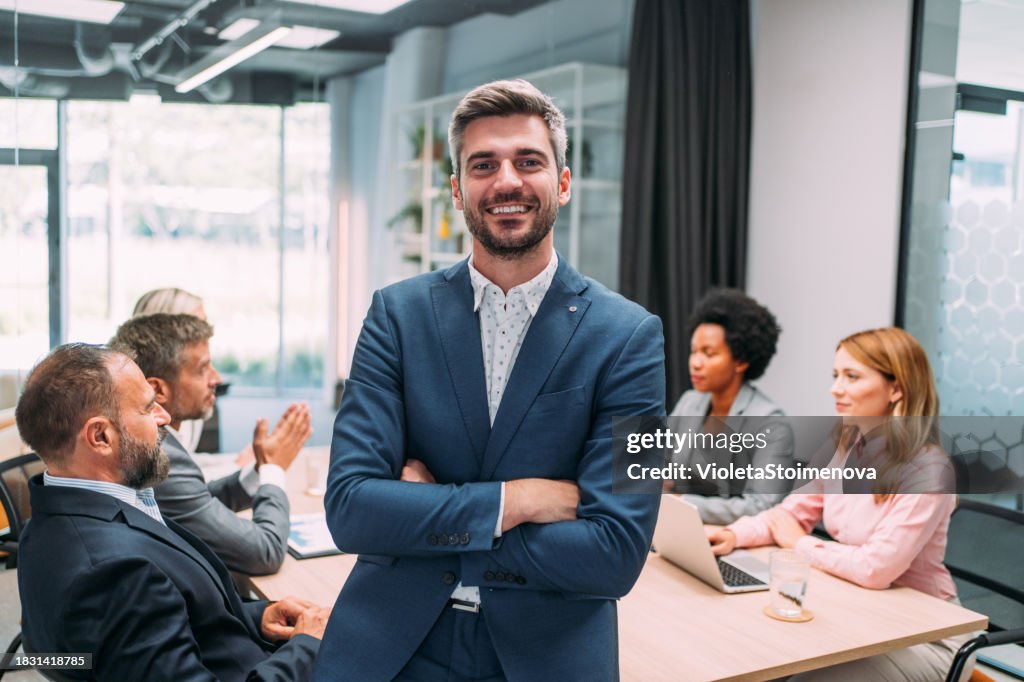 Empresário confiante e sua equipe.