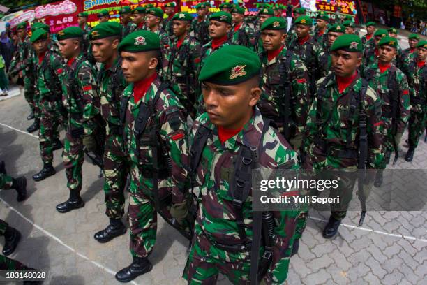 Indonesian Army soldiers march during the 68th anniversary commemoration of the Indonesian Military or TNI on October 5, 2013 in Bintan Island,...