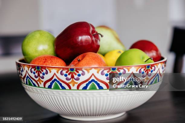 fruit bowl centerpiece - fruitschaal stockfoto's en -beelden