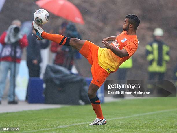 Phil Ofosu-Ayeh of Duisburg controls the ball during the Third Bundesliga match between SV 07 Elversberg and MSV Duisburg at Kaiserlinde Waldstadion...