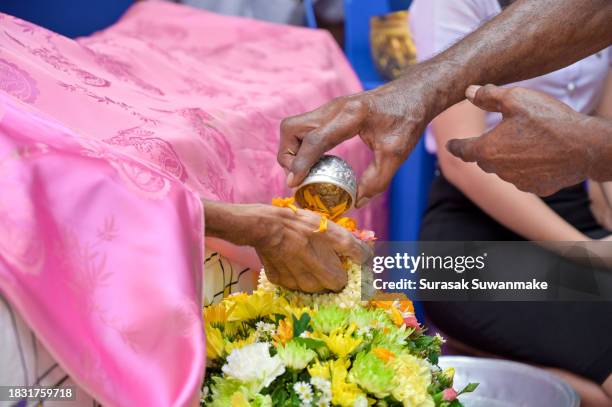 funeral watering ceremony, thai cultural ritual, buddhism. at a funeral, the hands of the corpse or the deceased pour water onto the hands of the deceased. - cremation stock pictures, royalty-free photos & images