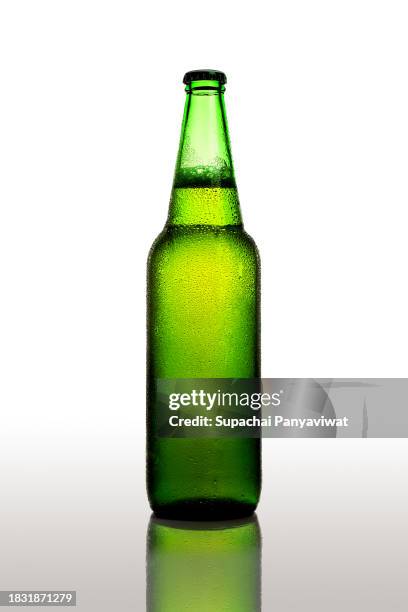 beer bottle with droplet and reflection, studio shot, clipping path - botella de cerveza fotografías e imágenes de stock