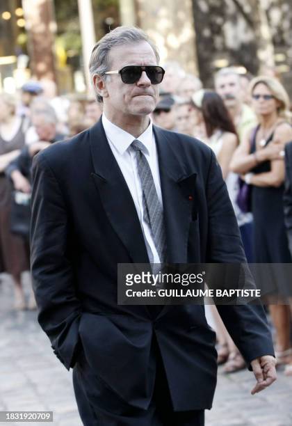 Le comédien Francis Huster arrive à l'église Saint-Germain des Prés à Paris, le 07 juillet 2010, pour assister aux obsèques de l'acteur et metteur en...