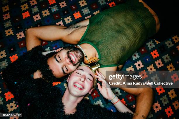 a cheerful couple at a new year's party - geração millennial imagens e fotografias de stock