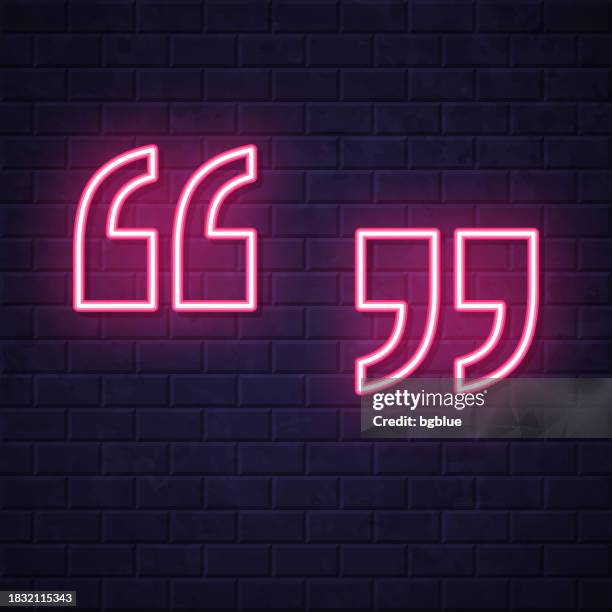 anführungszeichen. leuchtende neon-ikone auf backsteinwandhintergrund - neon speech bubble stock-grafiken, -clipart, -cartoons und -symbole