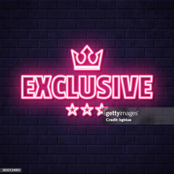 ilustraciones, imágenes clip art, dibujos animados e iconos de stock de exclusivo. icono de neón brillante sobre fondo de pared de ladrillo - exclusivo