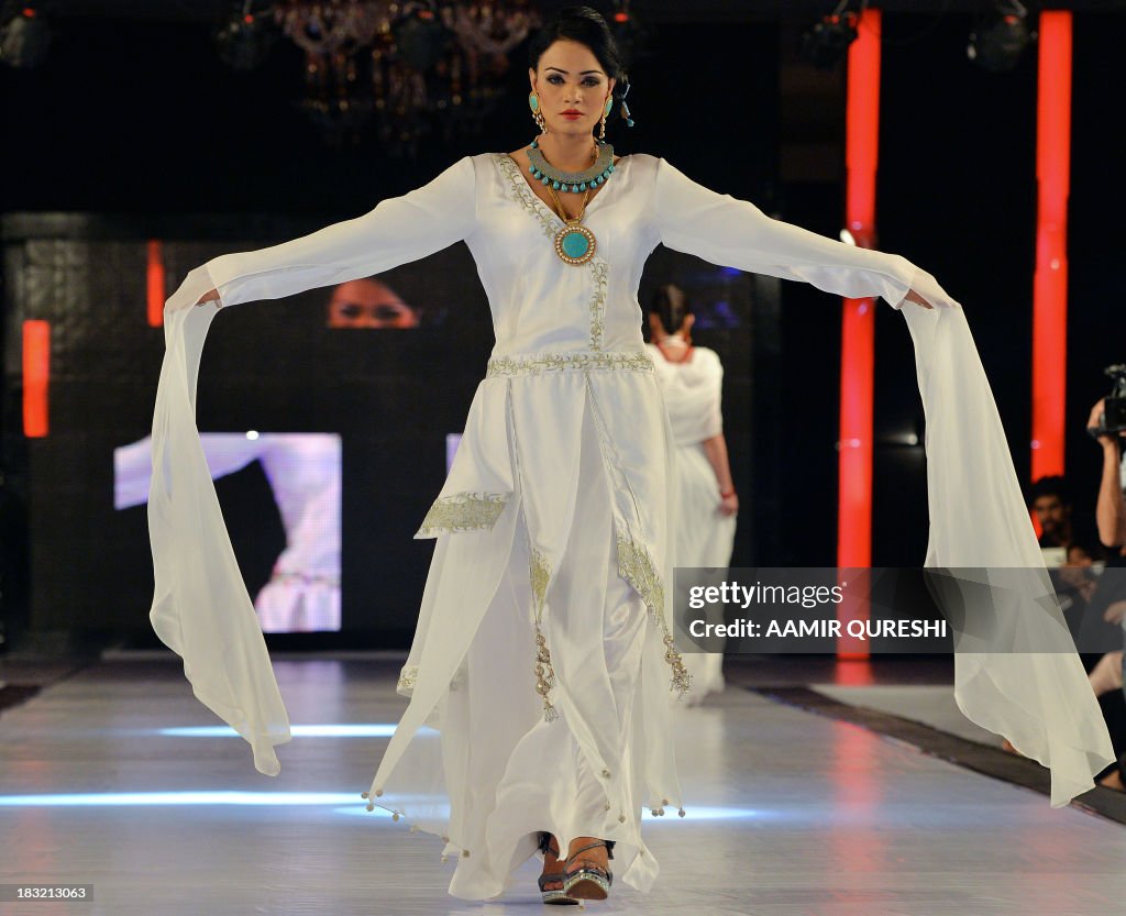 FASHION-PAKISTAN-SARA