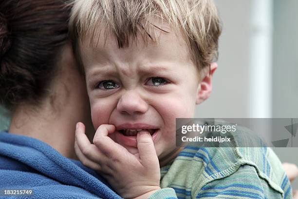 upset little boy - angst stockfoto's en -beelden