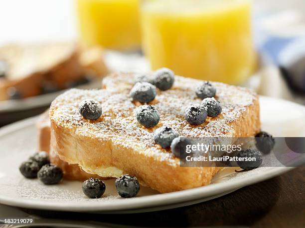 french toast with powdered sugar and blueberries - pain perdu stockfoto's en -beelden