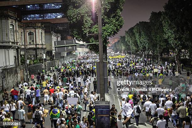 Multitude took to the streets to protest, asking for improvements in public health, transportation and education. Multidão foi às ruas do Centro da...