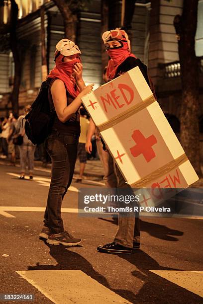 Protesters took to the streets to demand improvements in public services. Downtown, Rio de Janeiro. Manifestantes foram às ruas exigir melhorias nos...