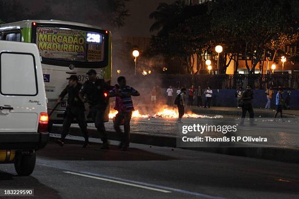 Clashes between police and protesters in downtown. Burning barricades on Avenida Presidente Vargas. Confrontos entre policiais e manifestantes no...