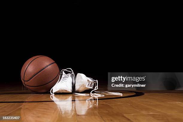 zapatos de baloncesto - basketball shoe fotografías e imágenes de stock