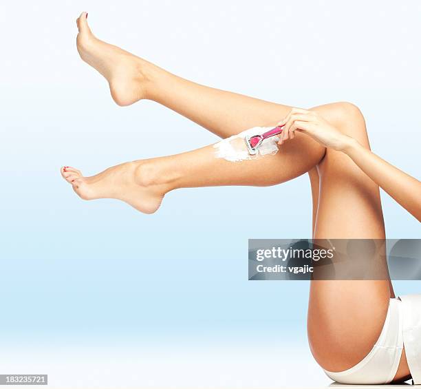 piernas de mujer afeitarse - waxing hair removal fotografías e imágenes de stock