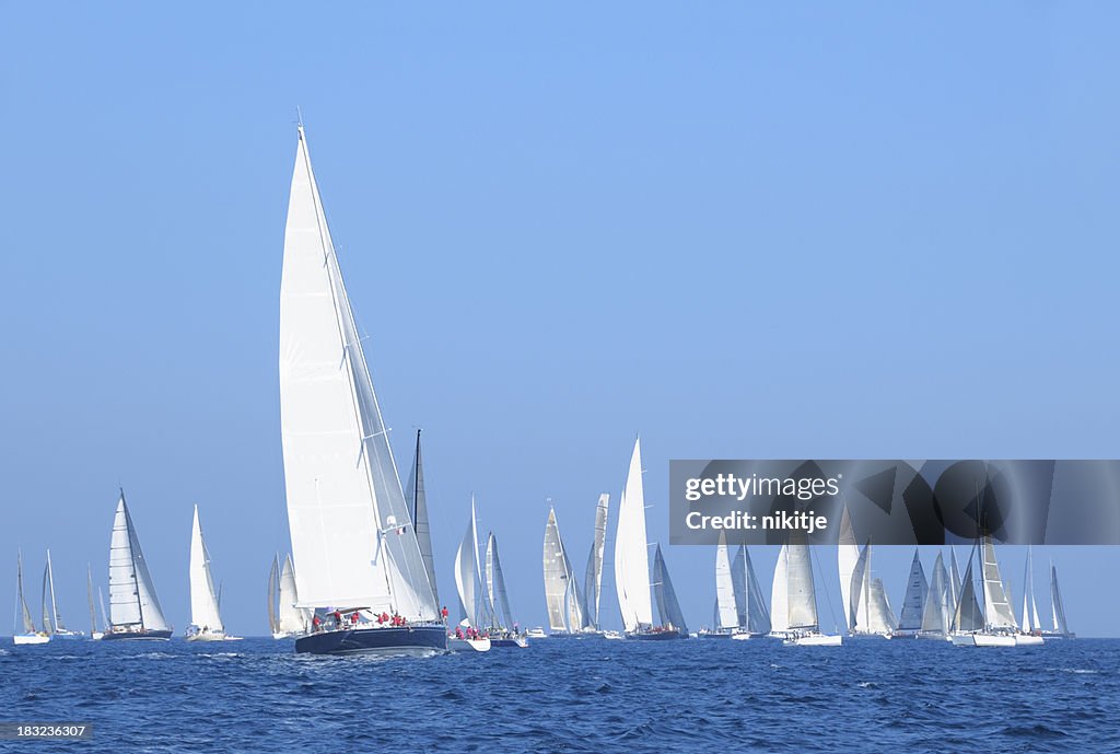 Segelboote während einer regatta an der französischen Riviera