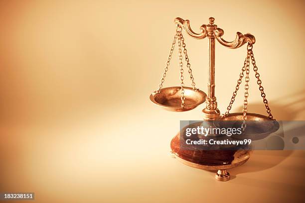 golden scales of justice - balansvåg bildbanksfoton och bilder