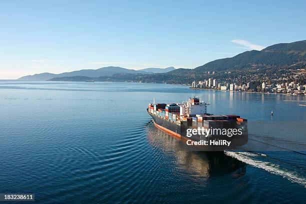 container ship - vancouver canada stockfoto's en -beelden