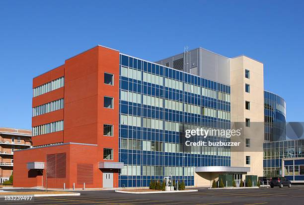 moderne krankenhaus außenansicht - hospital building stock-fotos und bilder