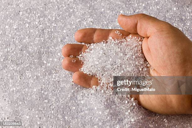 plastic resin pellets - materiaal stockfoto's en -beelden